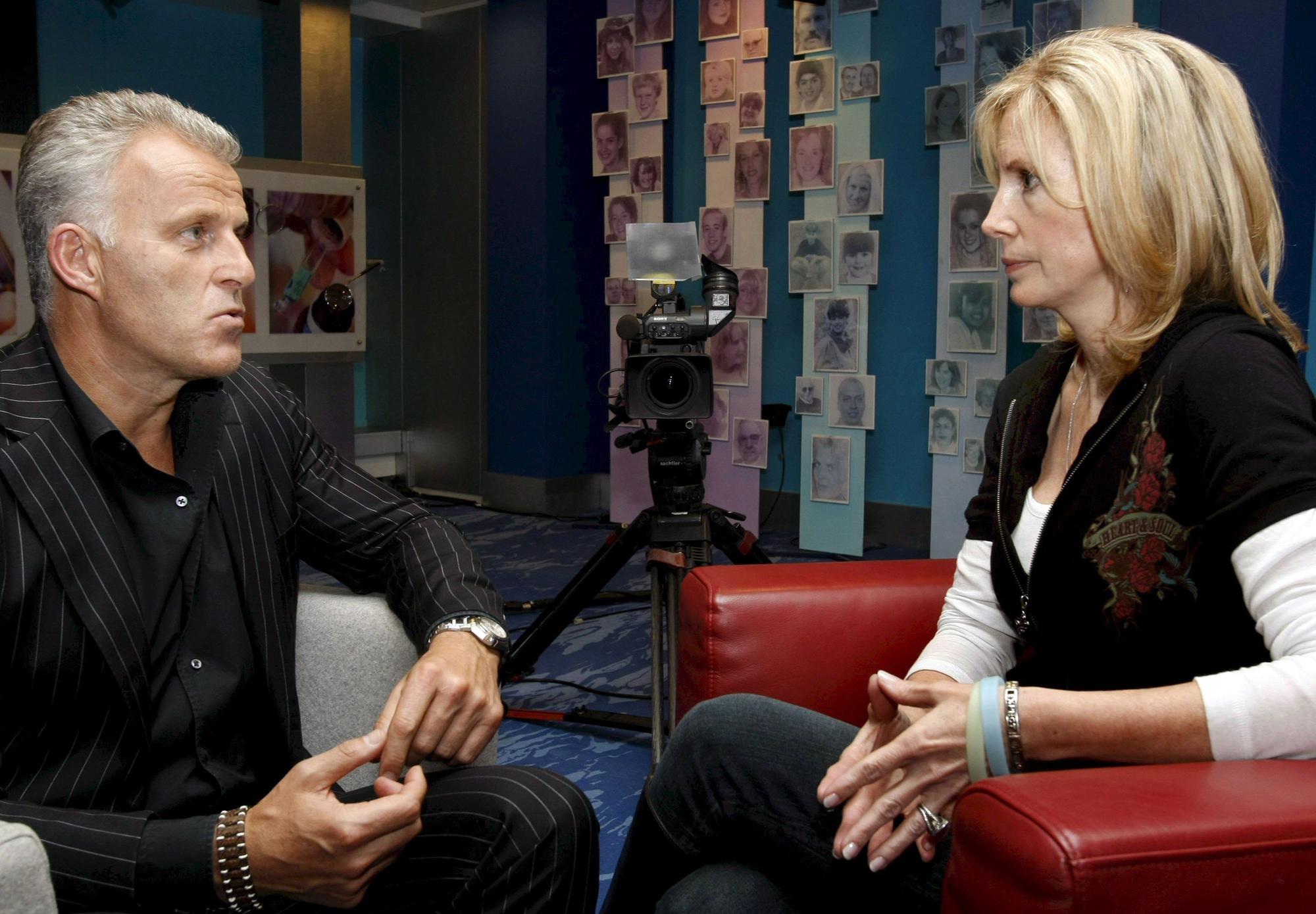 Peter R. de Vries im Gespräch mit Beth Holloway auf einer Couch.