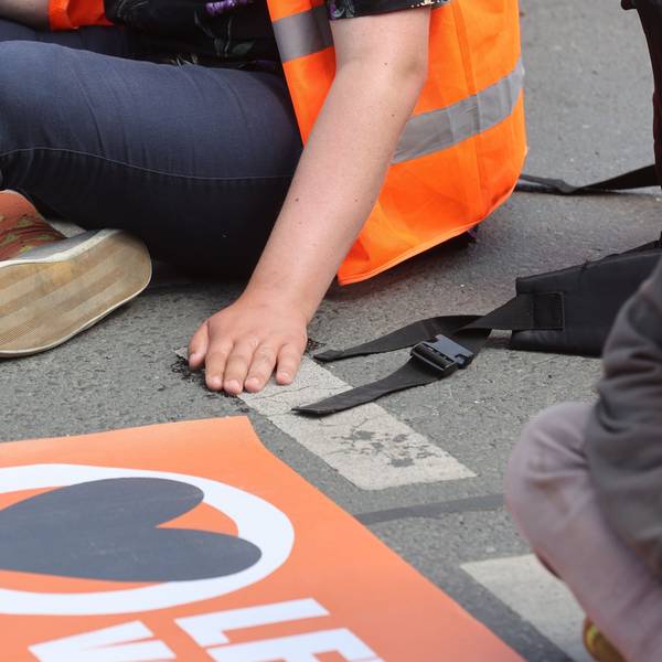Protest der „Letzten Generation“: In Regensburg hat die Polizei einen Aktivisten in Gewahrsam genommen. (Symbolbild)