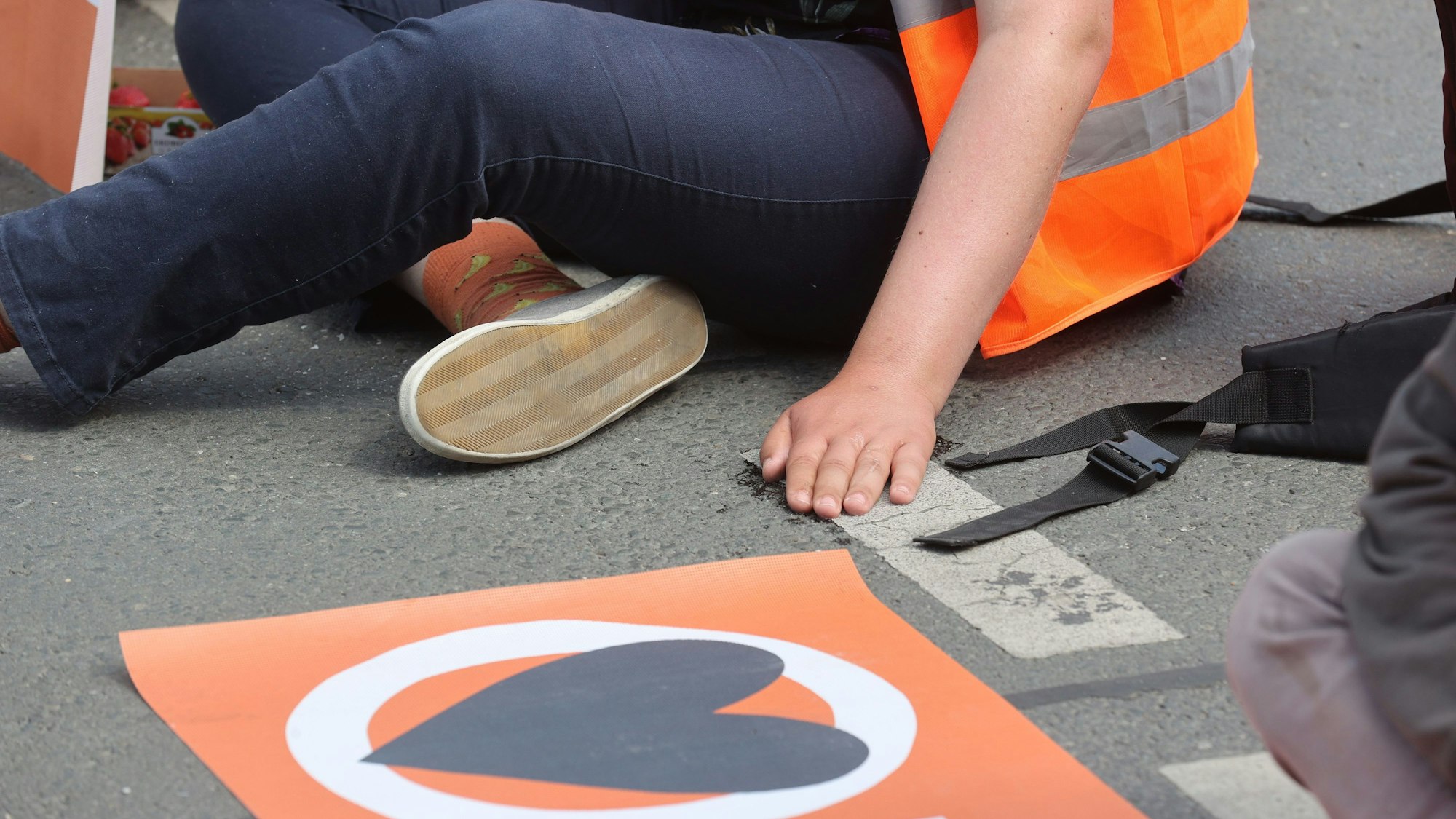 Protest der „Letzten Generation“: In Regensburg hat die Polizei einen Aktivisten in Gewahrsam genommen. (Symbolbild)
