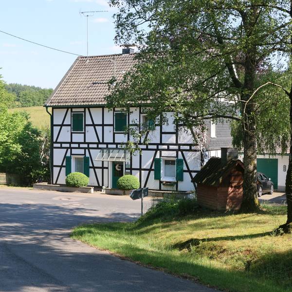Das Bild zeigt ein Fachwerkhaus an einer Straße im Nümbrechter Ortsteil Niederbreidenbach.