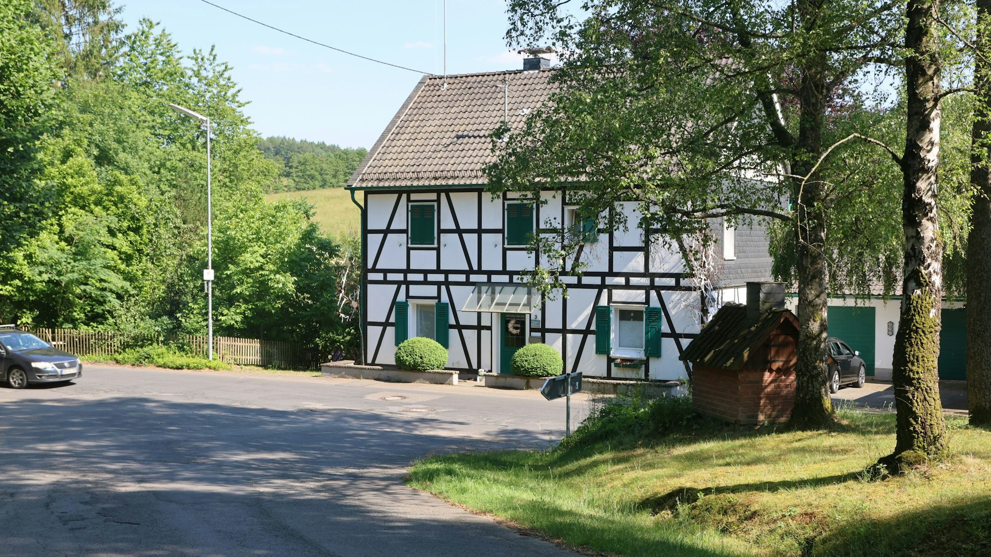 Das Bild zeigt ein Fachwerkhaus an einer Straße im Nümbrechter Ortsteil Niederbreidenbach.