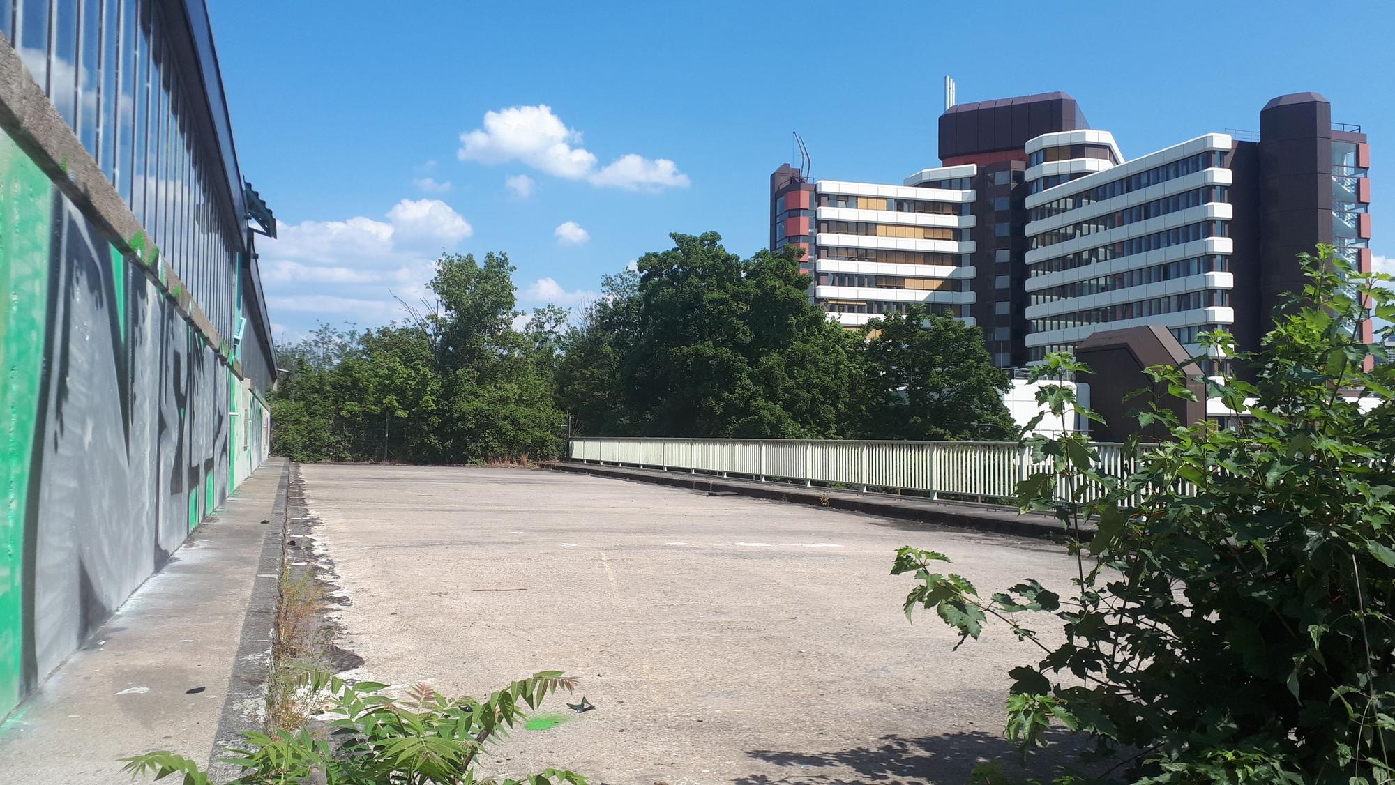 Der Platz neben der Haltestelle Amsterdamer Straße/Gürtel, wo früher ein Basketballfeld zu sehen war.