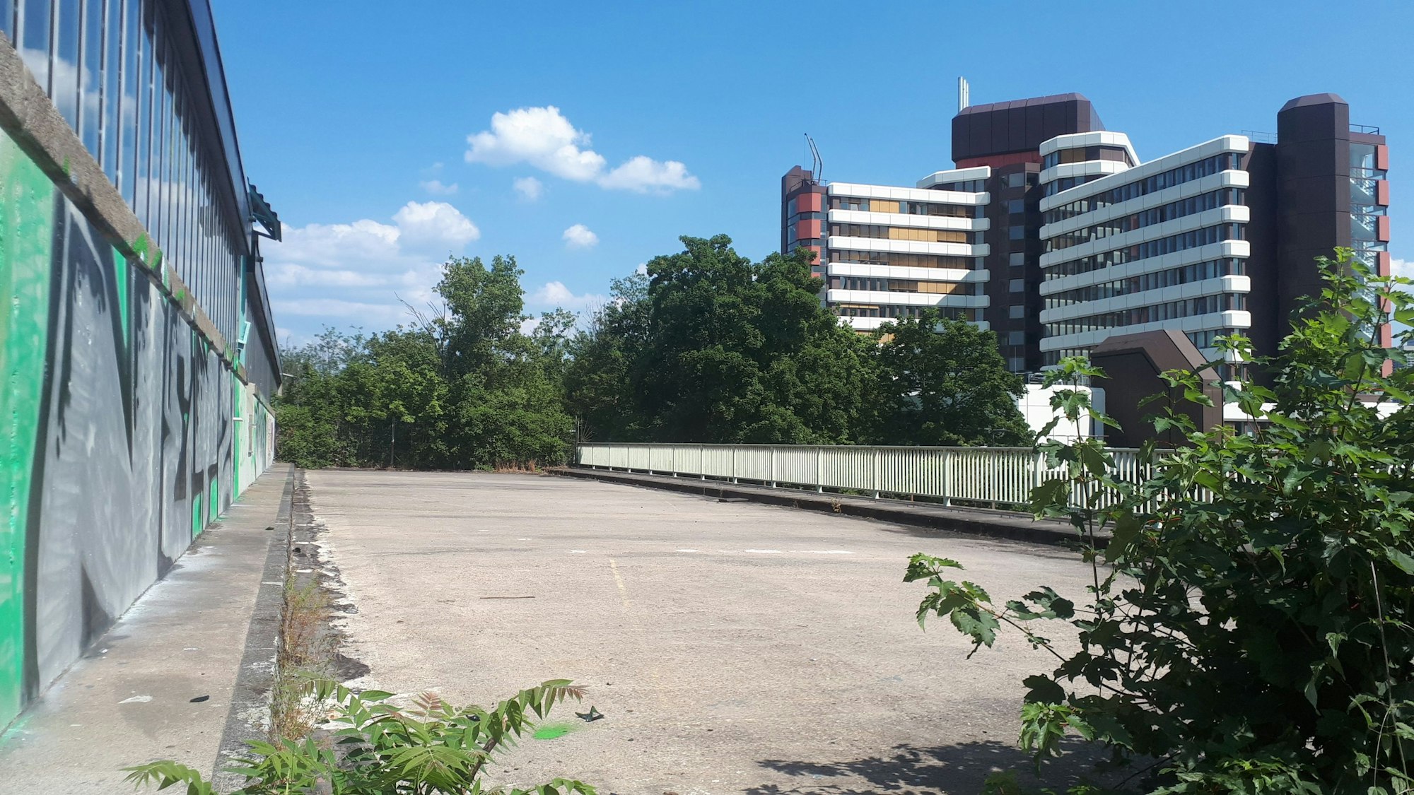 Der Platz neben der Haltestelle Amsterdamer Straße/Gürtel, wo früher ein Basketballfeld zu sehen war.