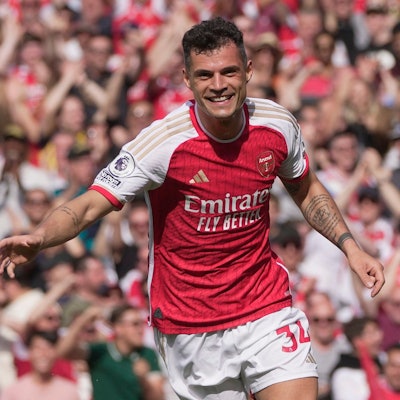 Granit Xhaka bejubelt einen Treffer gegen die Wolverhampton Wanderers.