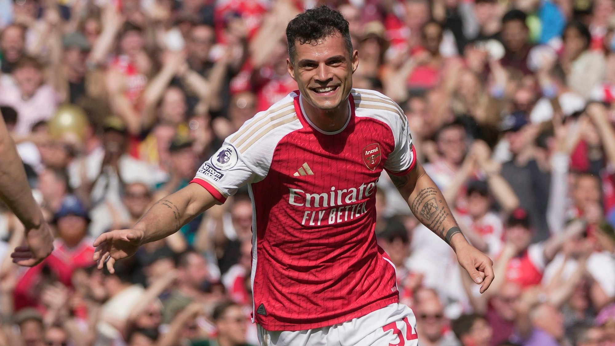 Granit Xhaka bejubelt einen Treffer gegen die Wolverhampton Wanderers.