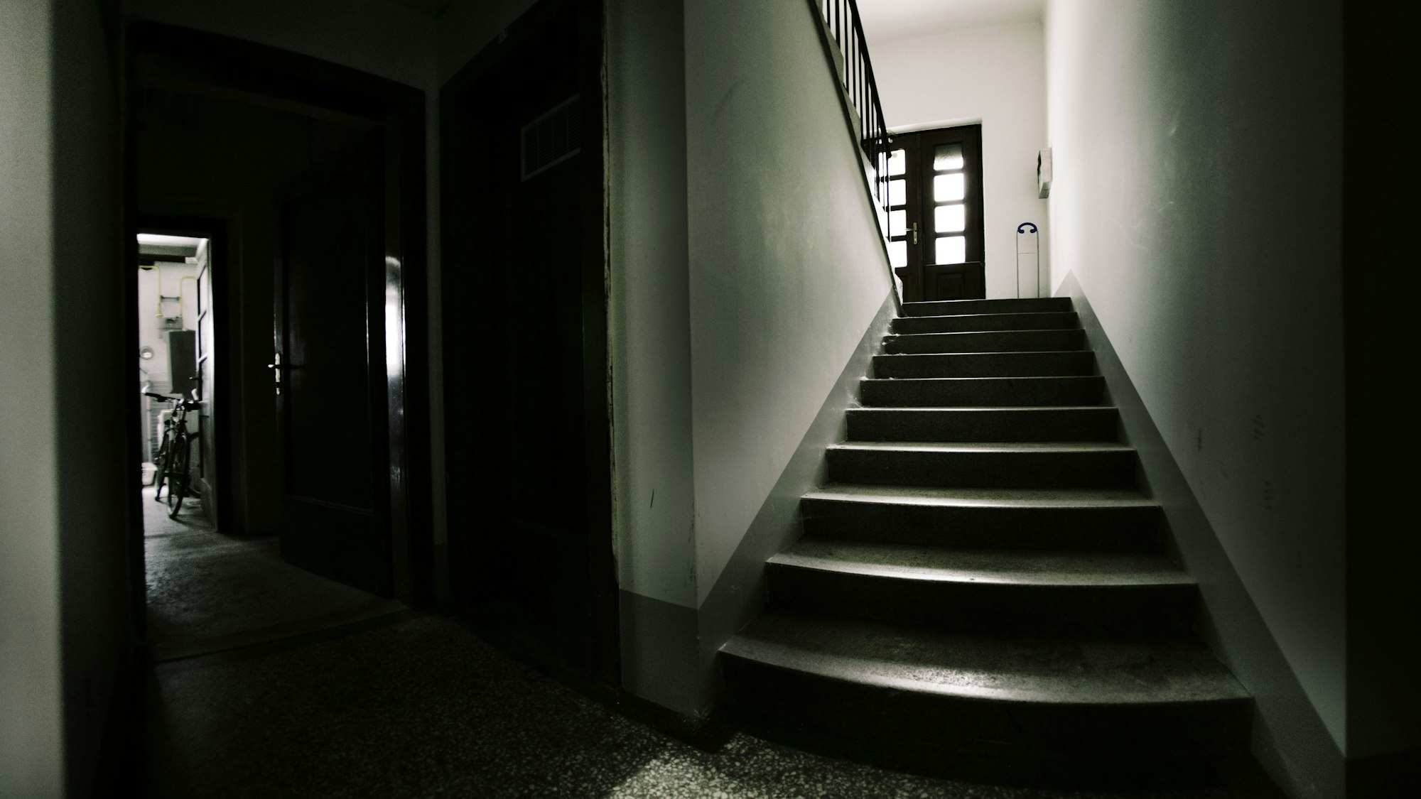 Das Treppenhaus eines Wohnhauses liegt im Schatten.