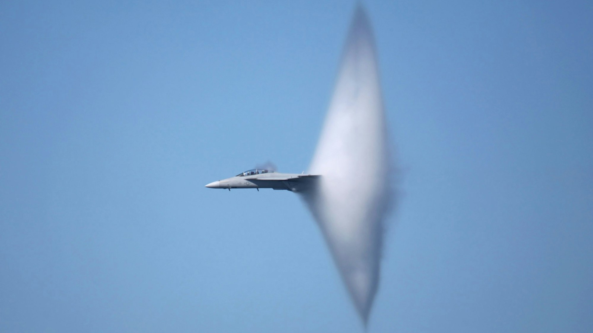 Ein Flugzeug durchbricht die Schallmauer.