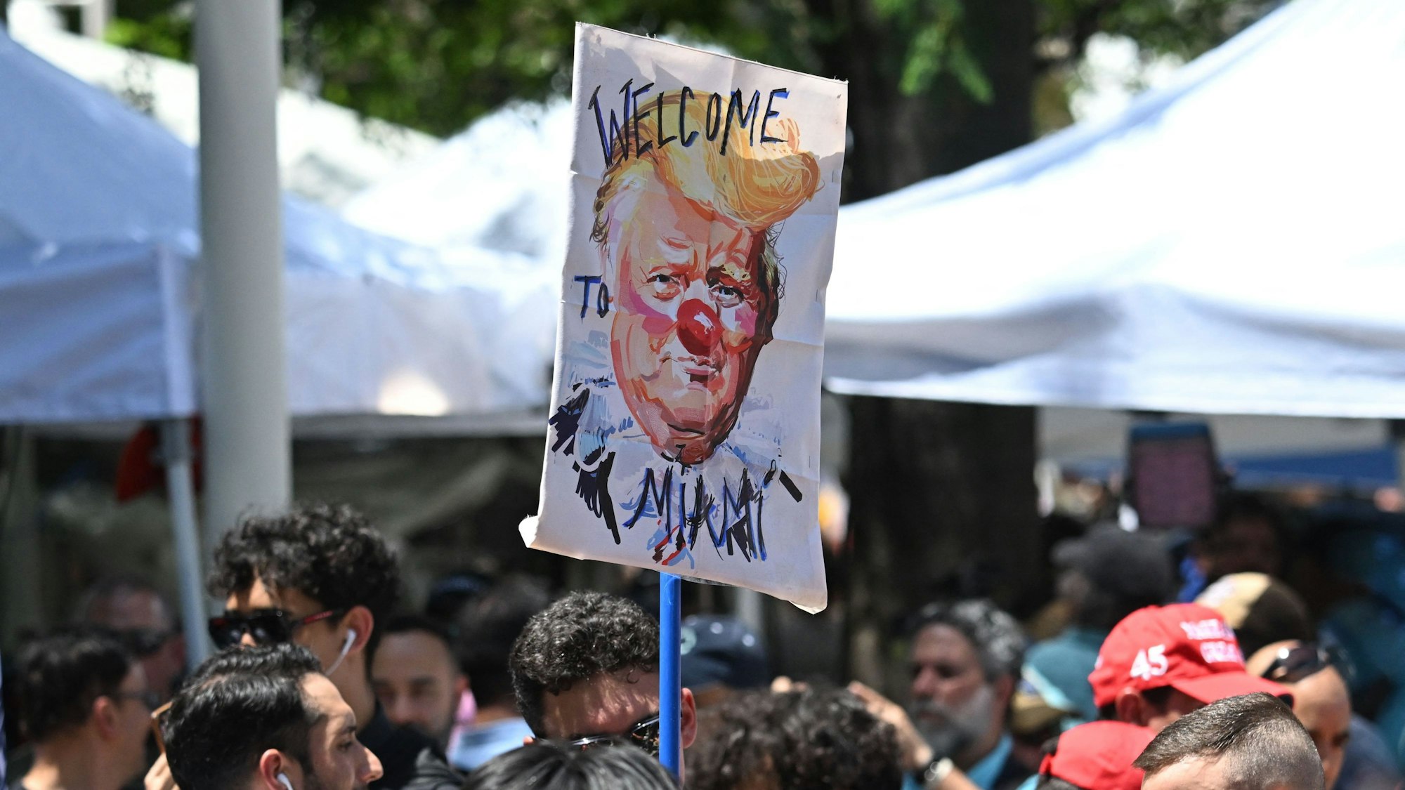Demonstranten gegen und Unterstützer des ehemaligen US-Präsidenten Donald Trump versammeln sich am 13. Juni 2023 vor dem Wilkie D. Ferguson Jr. United States Federal Courthouse in Miami, Florida.