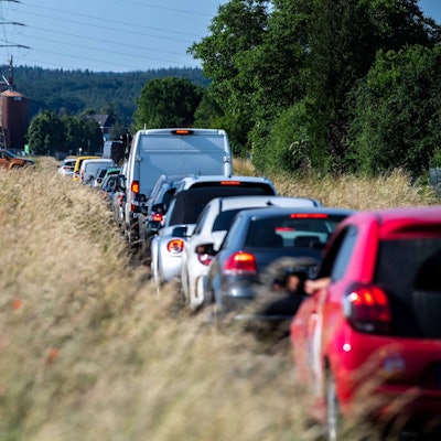 Das Bild zeigt zahlreiche Autos, die auf einem Wirtschaftsweg bei Roitzheim im Stau stehen.