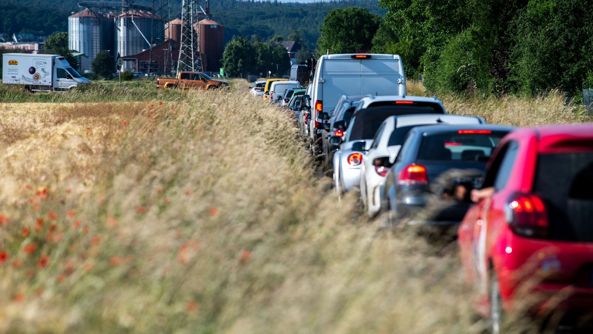 Das Bild zeigt zahlreiche Autos, die auf einem Wirtschaftsweg bei Roitzheim im Stau stehen.