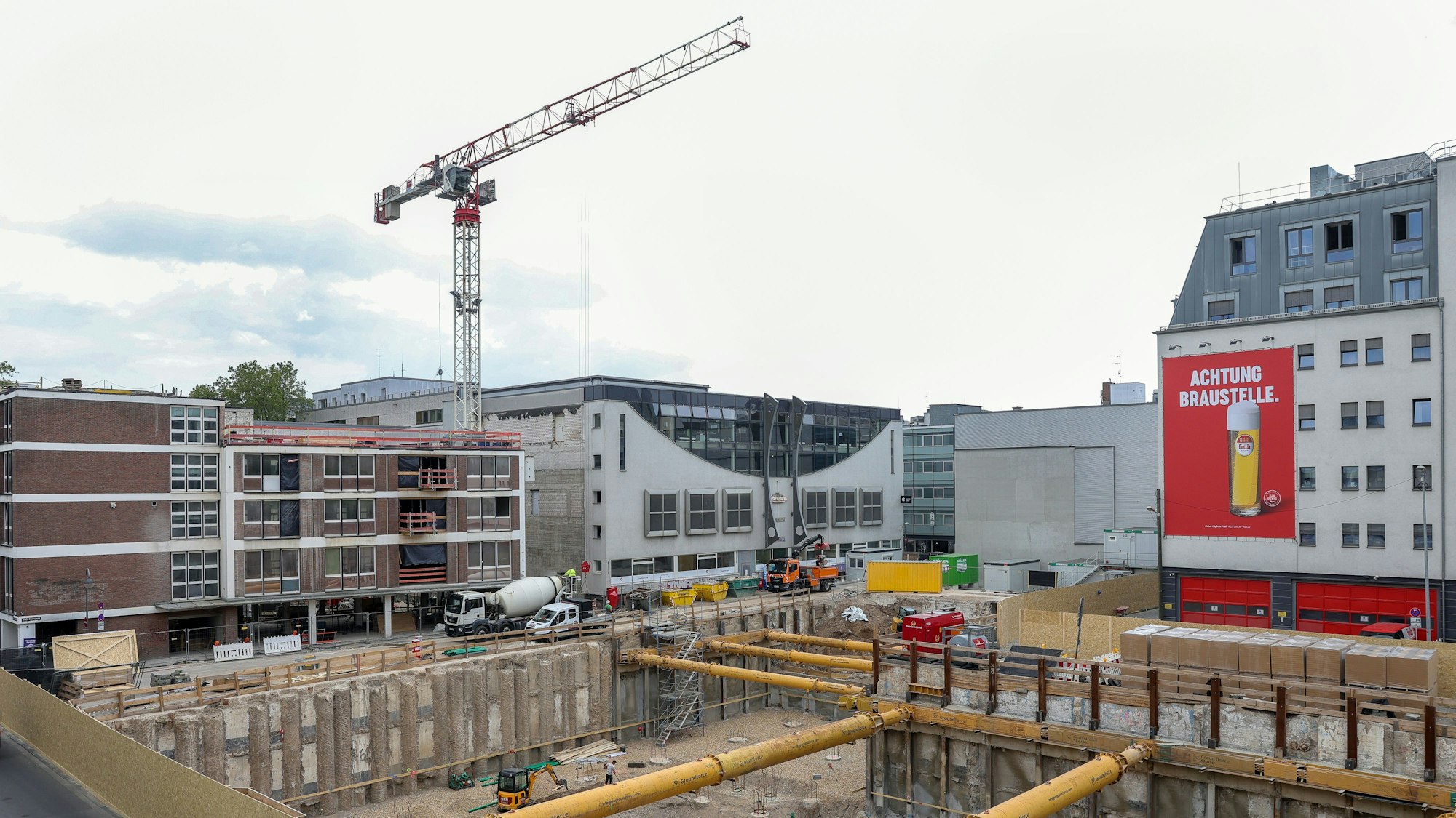 Das Bild zeigt eine Baugrube nahe des Doms.