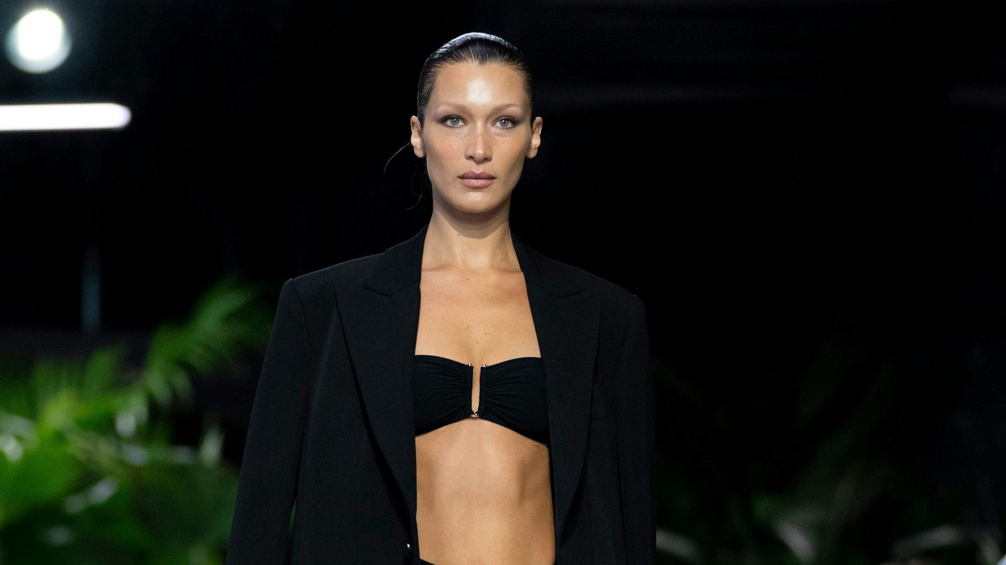 Model Bella Hadid trägt ein Tubetop bei einer Modenshow in New York.