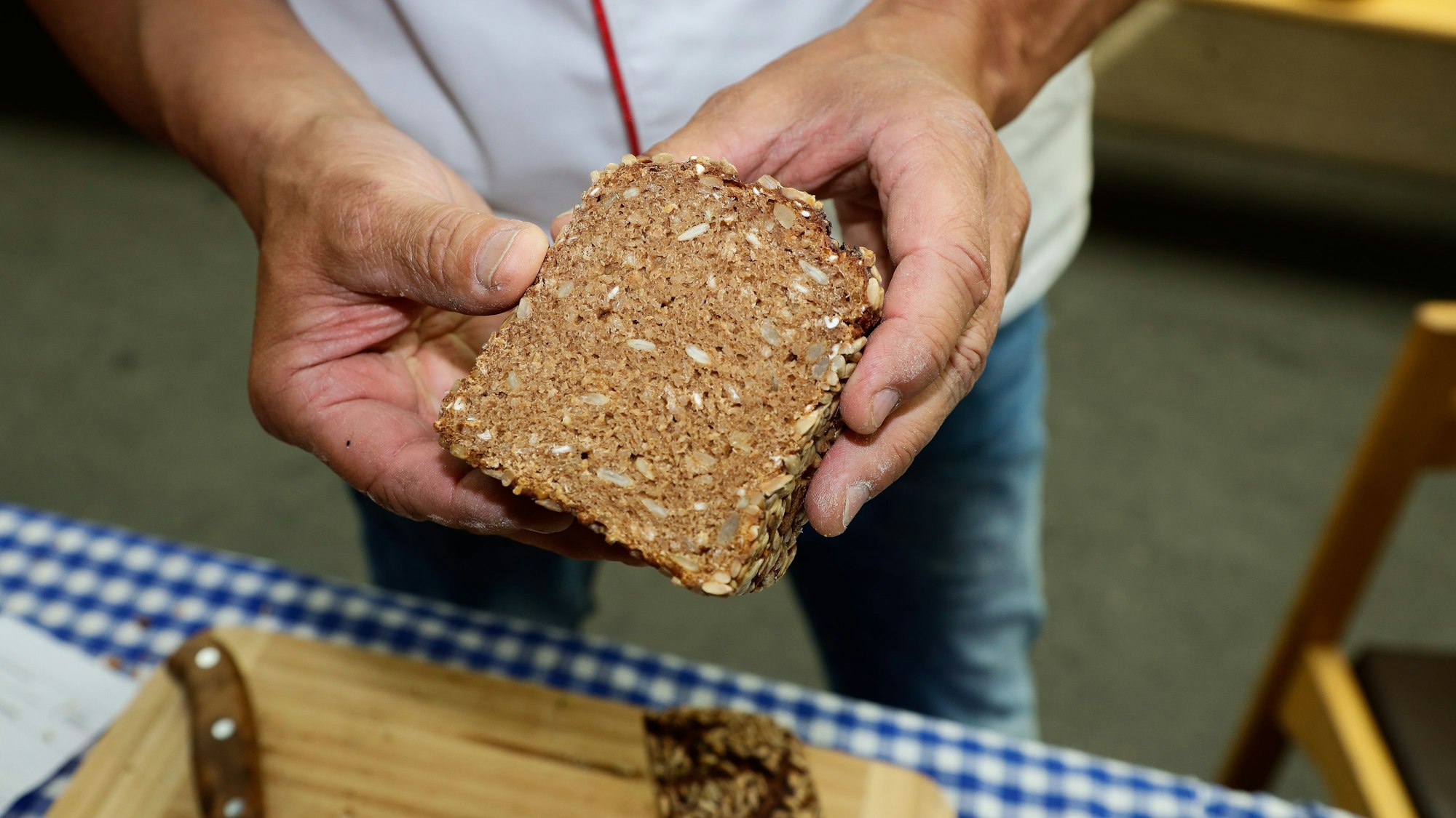 Prüfer Karl Ernst Schmalz testet die Konsistenz und Kruste des Dinkelbrotes