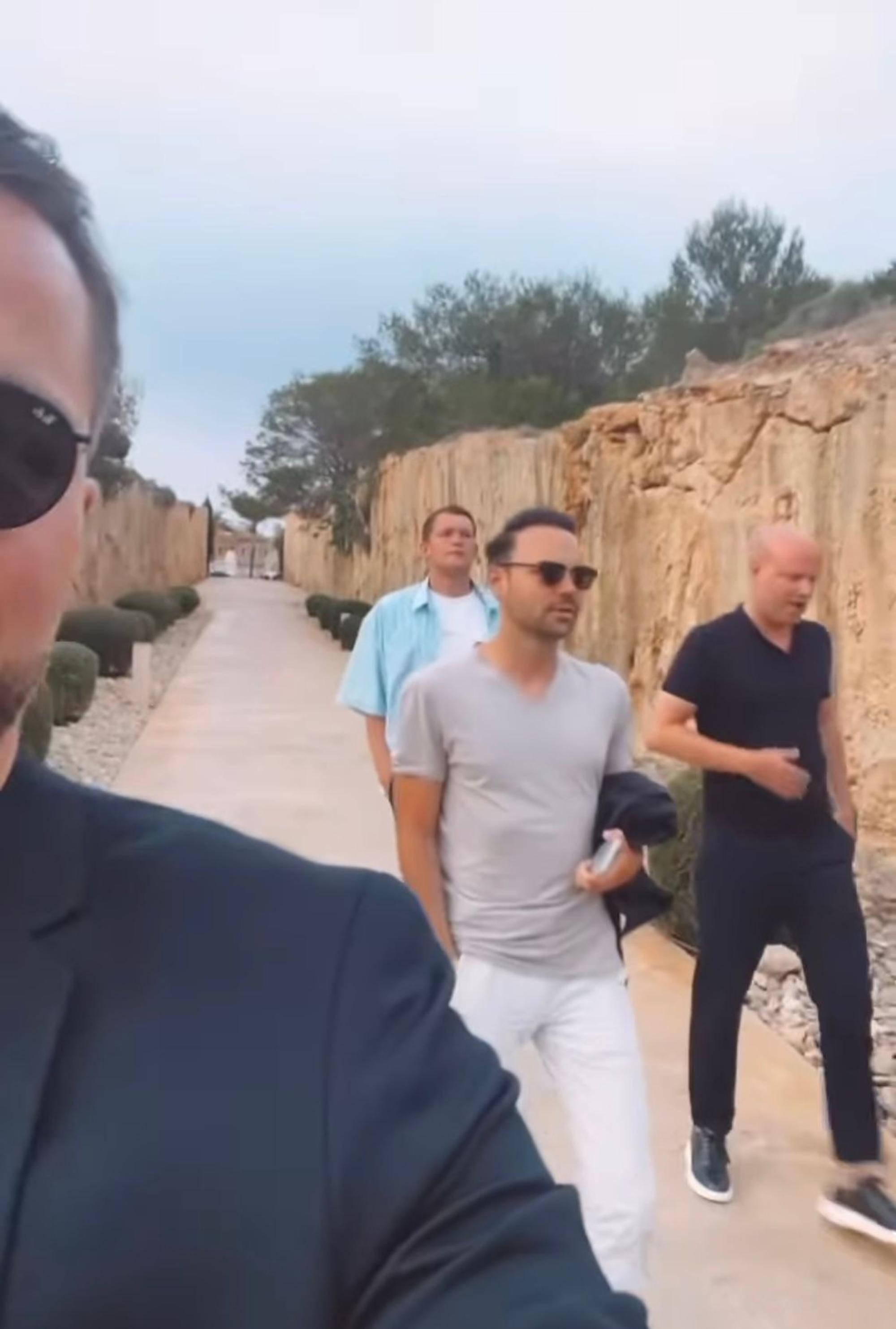 FC-Innenverteidiger (hinten) auf Mallorca unter anderem mit Moderator Marlon Irlbacher.