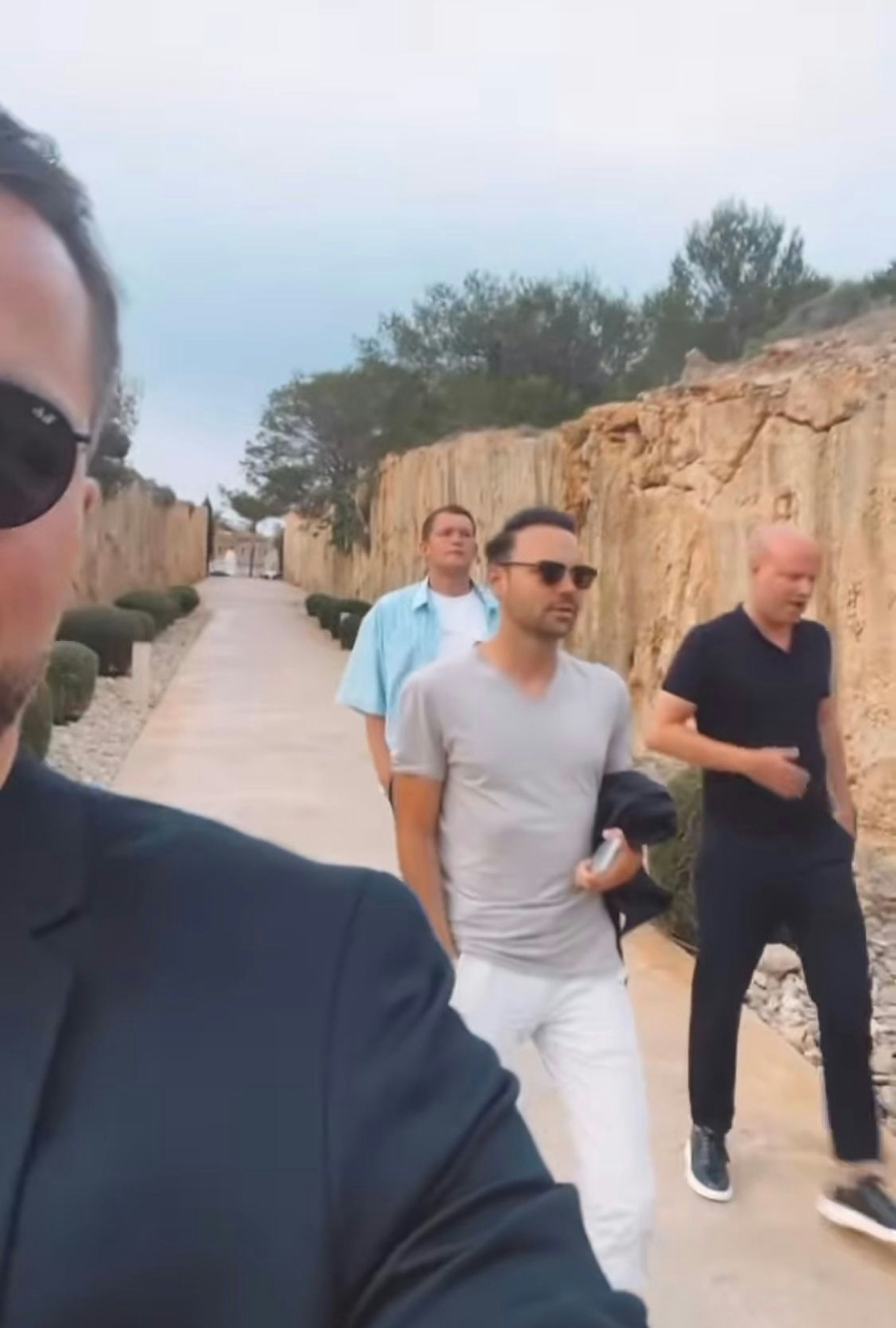 FC-Innenverteidiger (hinten) auf Mallorca unter anderem mit Moderator Marlon Irlbacher.