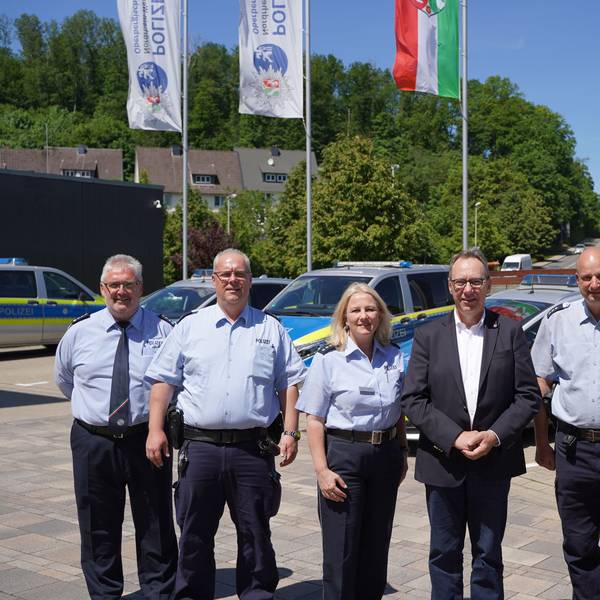 Oberbergs Landrat Jochen Hagt steht mit mehreren Polizisten in einer Reihe.