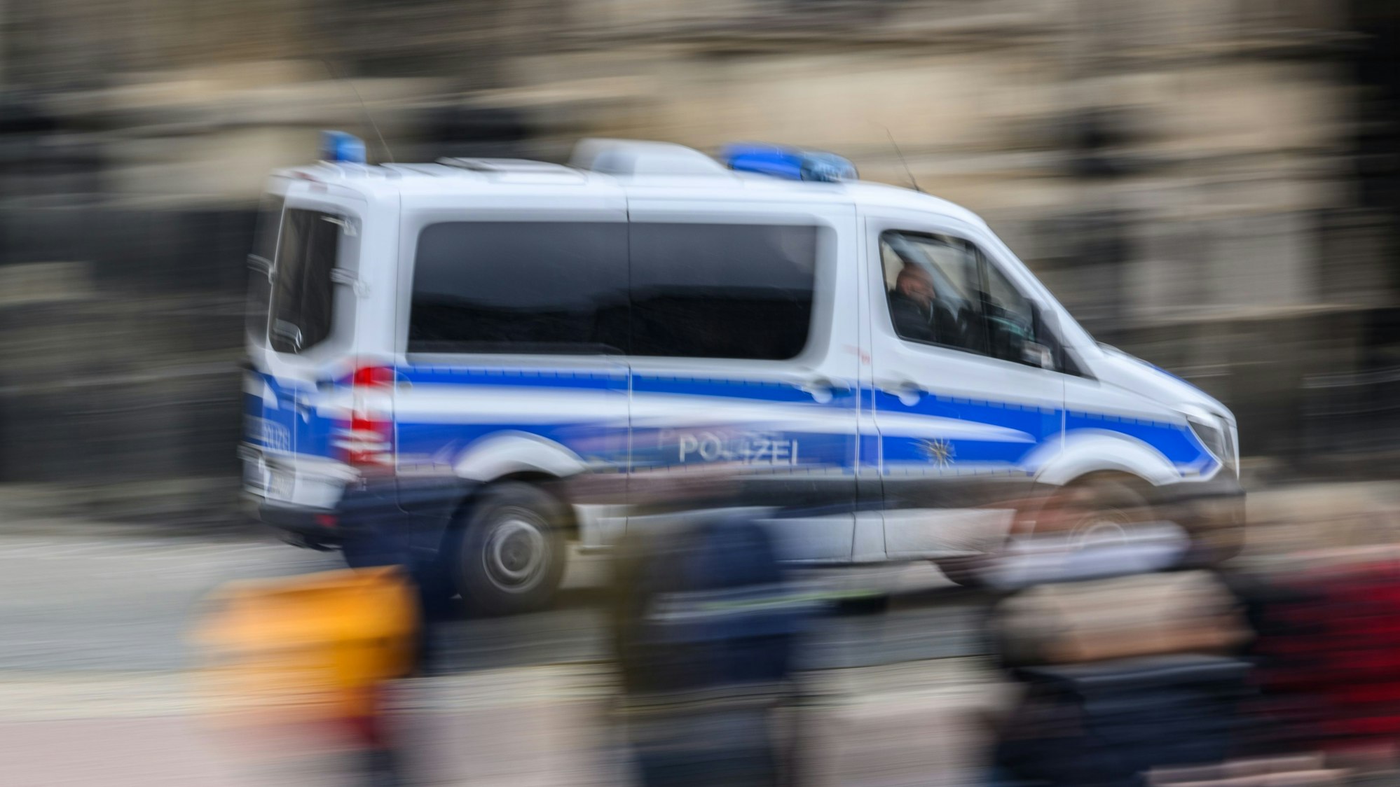 Ein Polizeiauto im Einsatz (Symbolbild)