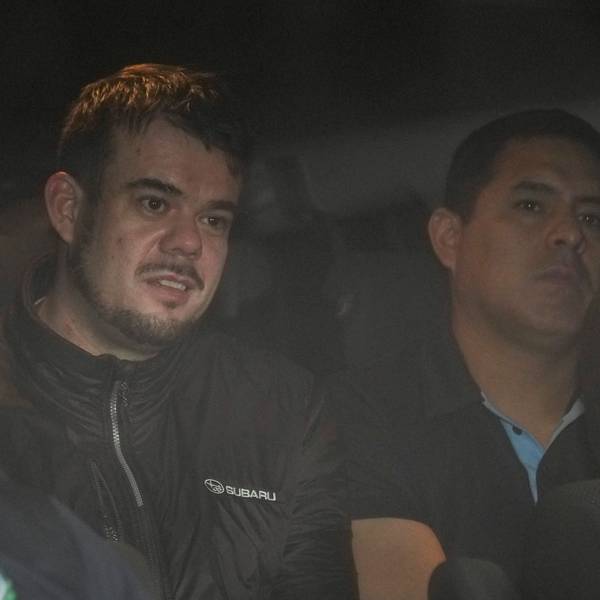 Joran van der Sloot beim Verlassen des Gefängnisses in Lima. Neben ihm sind Polizeibeamte.