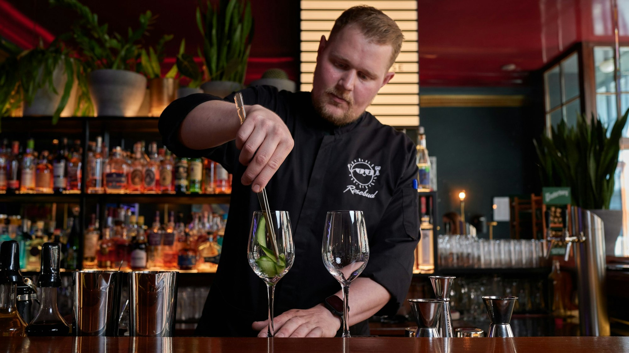 Auf dem Bild: der Barchef Cedric Golze-Schlieper. Foto: Christian Festag