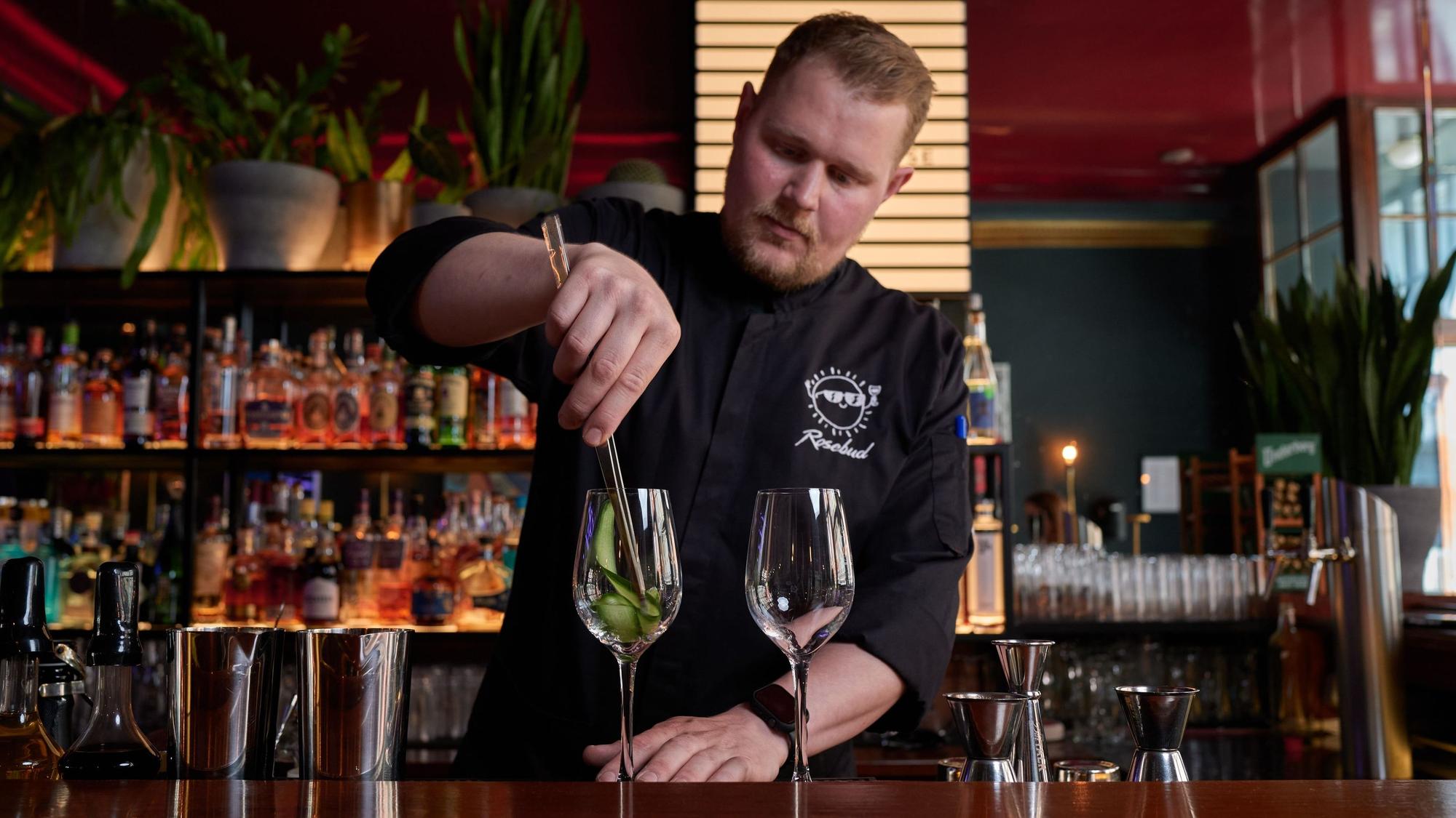 Auf dem Bild: der Barchef Cedric Golze-Schlieper. Foto: Christian Festag
