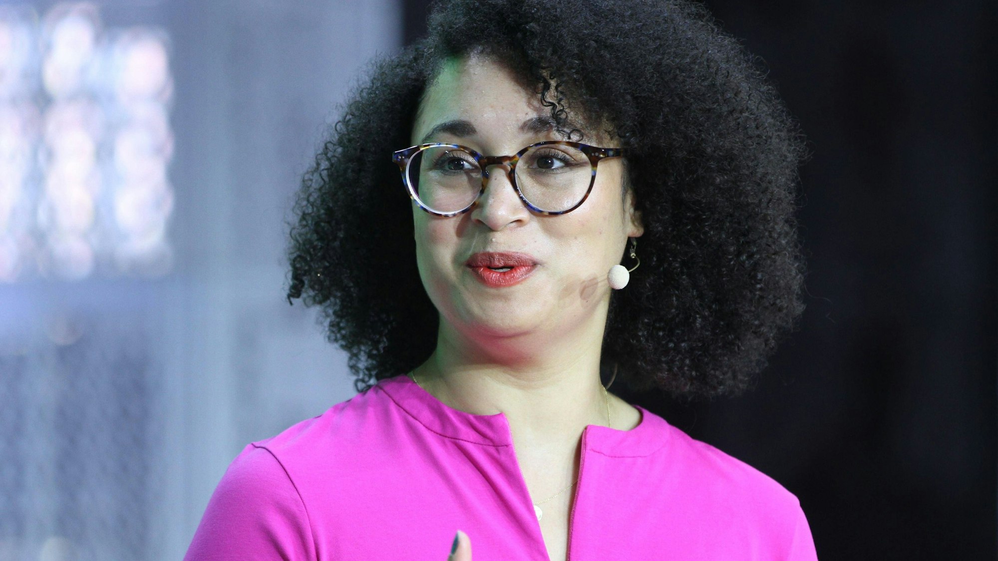 Autorin Sara Weber musste ihren Job wegen Überlastung kündigen und hat ein Buch darüber geschrieben.