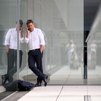 Robert Habeck (Bündnis 90/Die Grünen), Vizekanzler und Bundesminister für Wirtschaft und Klimaschutz, steht nach einer Besprechung in einem Sitzungssaal der SPD-Fraktion im Deutschen Bundestag auf einer Terrasse und telefoniert.