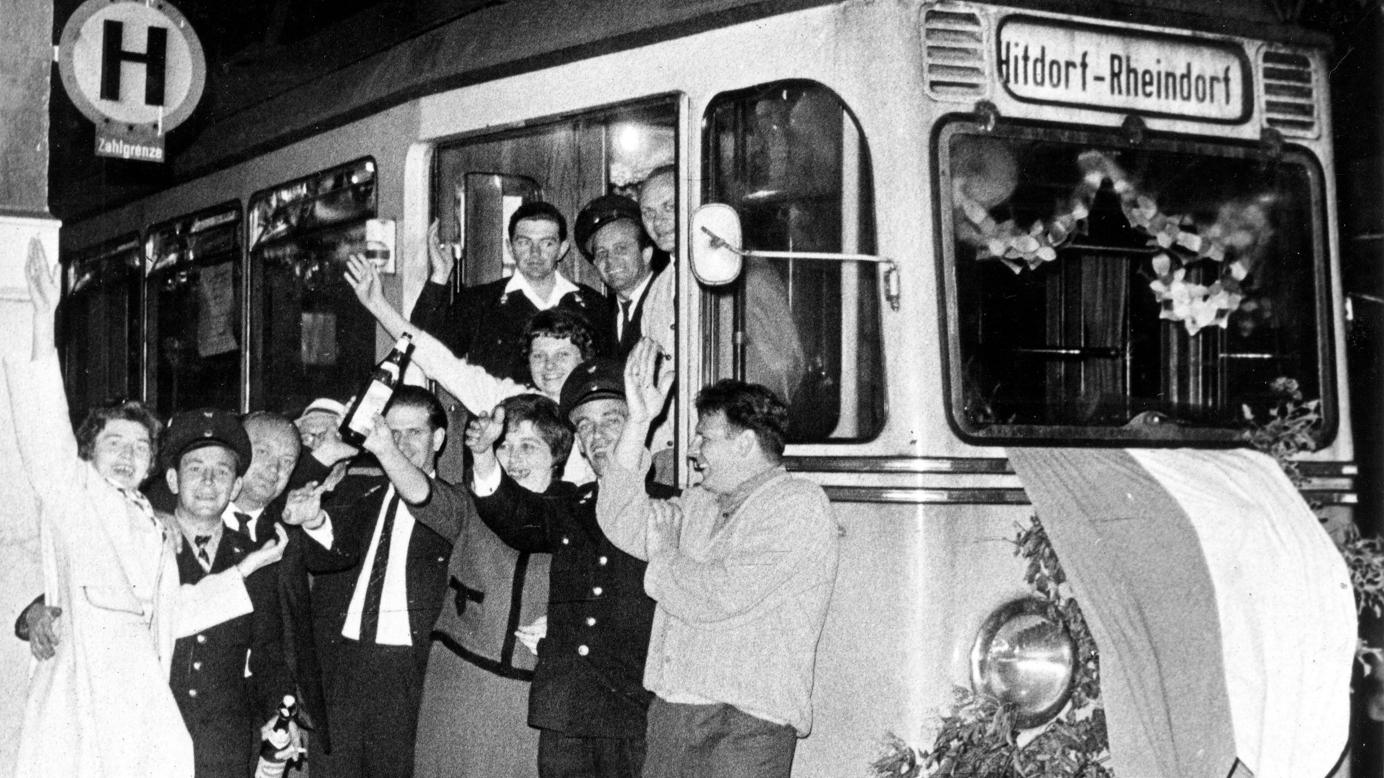 Letzte Fahrt der Straßenbahn von Monheim nach Rheindorf.