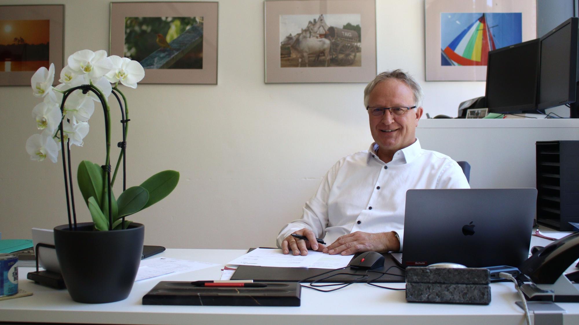 Bernhard Helfer hinter seinem Schreibtisch.