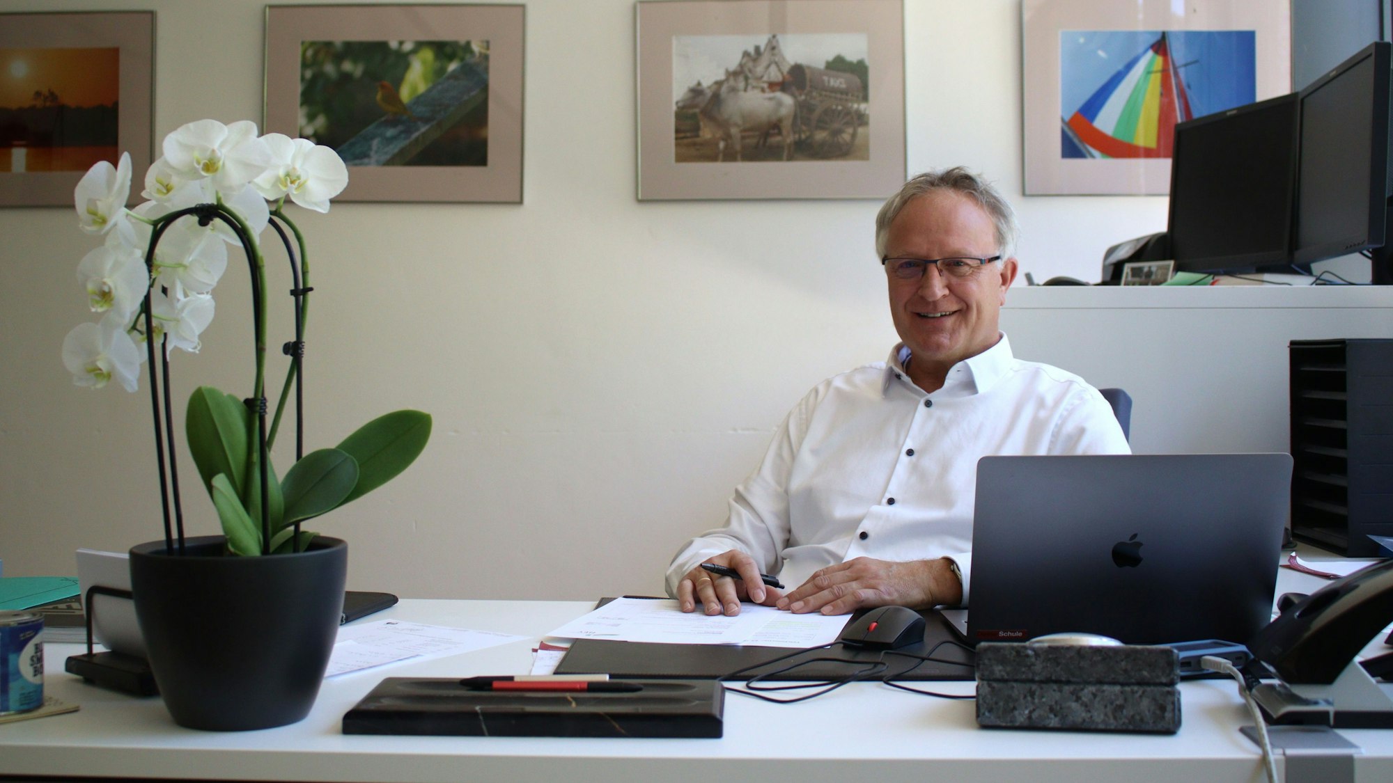 Bernhard Helfer hinter seinem Schreibtisch.