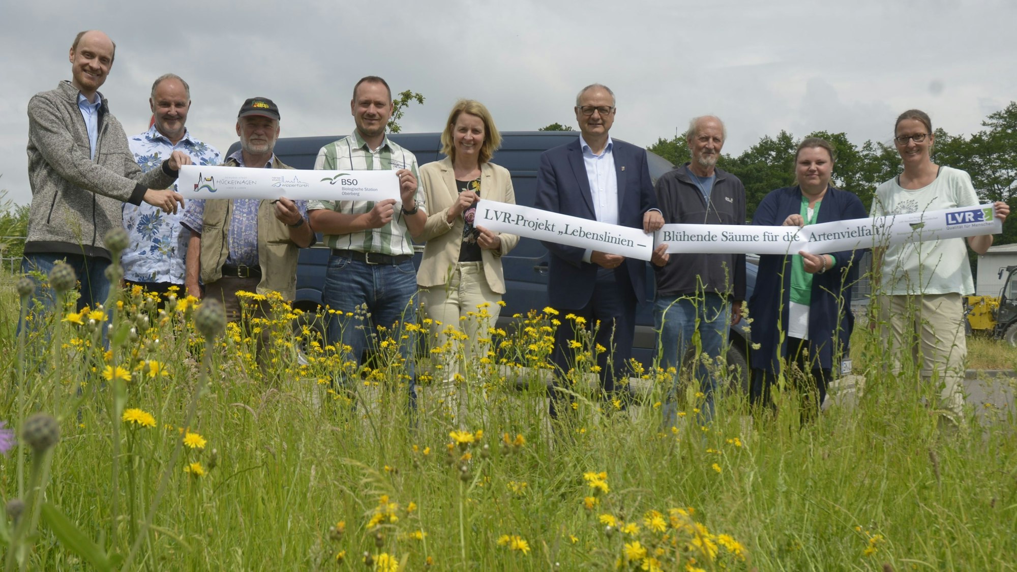 v.l.: Dr. Bernd Freymann (Geschäftsführer BSO), Bernd Schnippering (Kreislandwirt), Aloys Schlütter (Bauhof, Leiter Grünpflege), Christoph Boddenberg (LVR), Anne Loth (Bürgermeisterin Wipperfürth), Dietmar Persian (Bürgermeister Hückeswagen, Wolfgang Schäfer (Nabu), Verena Schrader, (Leiterin Bauhof) und Manuela Thomas (BSO).