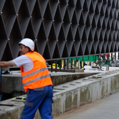 Bauarbeiter bauen ein Stahlelement auf einen Betonsockel für das Jüdische Museum in Köln