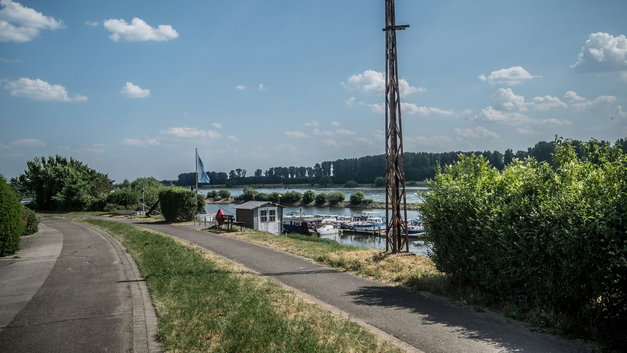 Ein Hochleitungsmast steht noch am Hitdorfer Ufer.