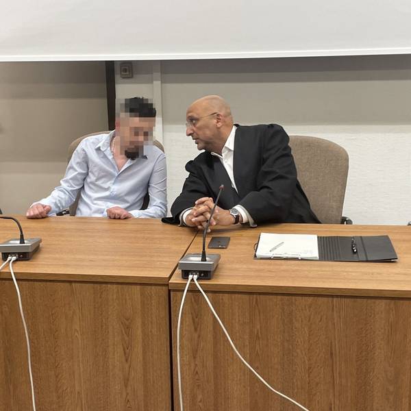 Das Bild zeigt den Verurteilten mit seinem Verteidiger Abdou Gabbar.