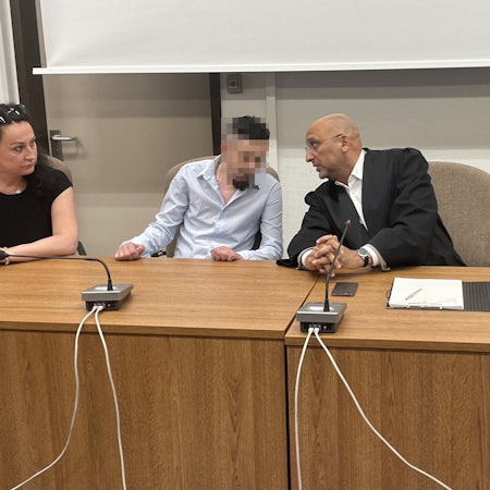 Das Bild zeigt den Verurteilten mit seinem Verteidiger Abdou Gabbar.