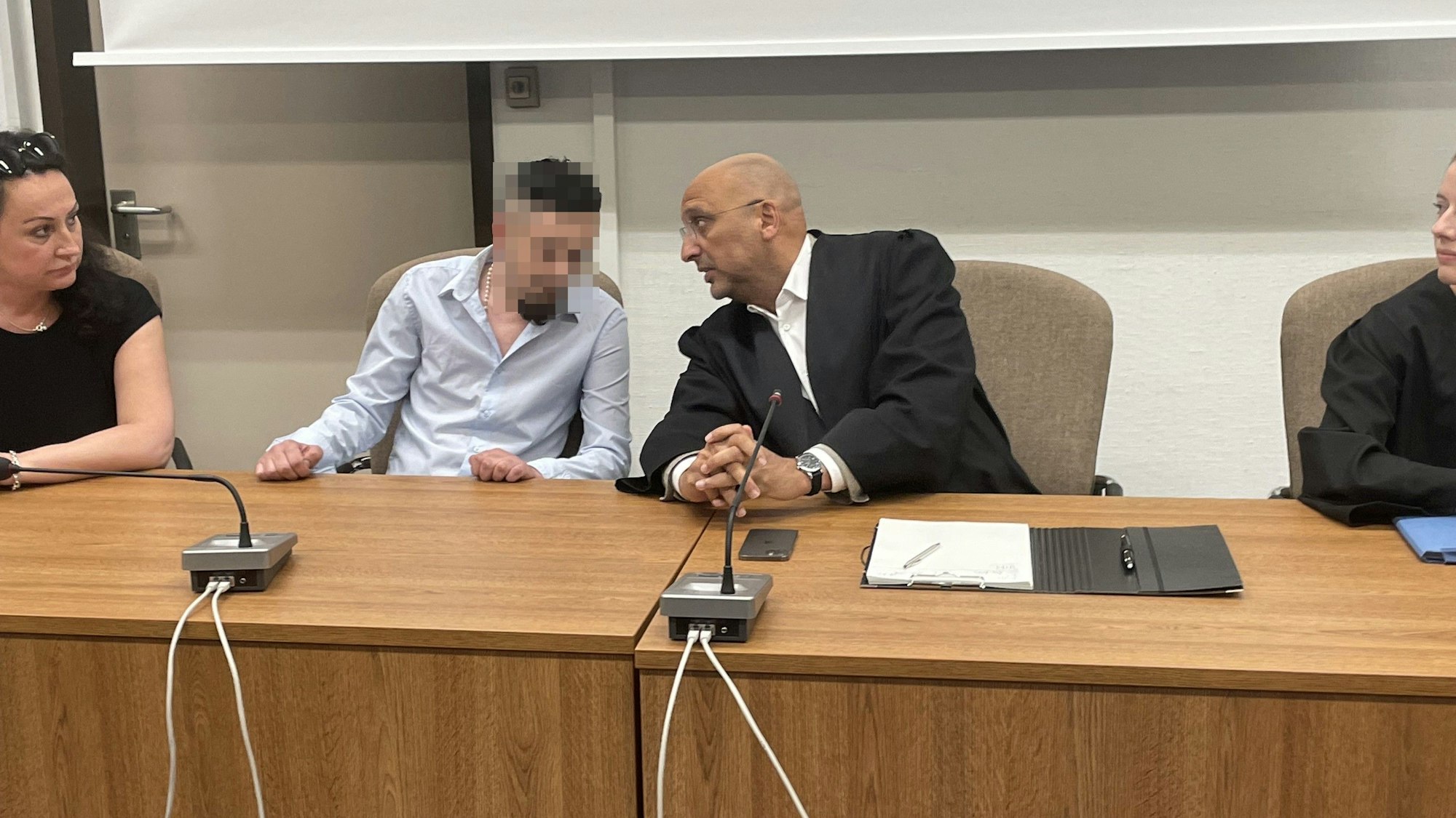 Das Bild zeigt den Verurteilten mit seinem Verteidiger Abdou Gabbar.
