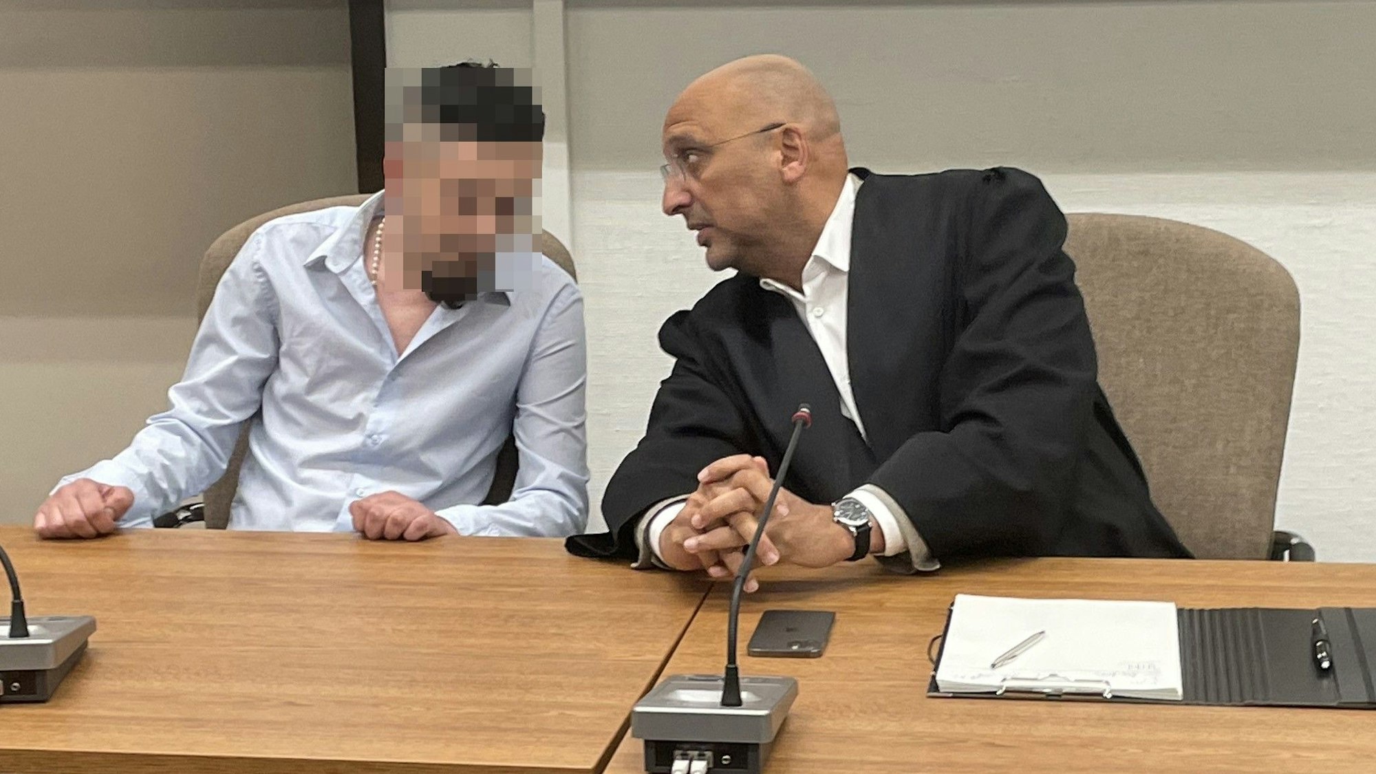 Der Angeklagte mit seinem Verteidiger Abdou Gabbar beim Prozess im Landgericht.