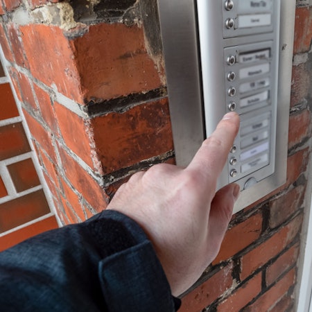 Mann klingelt an einer Haustür