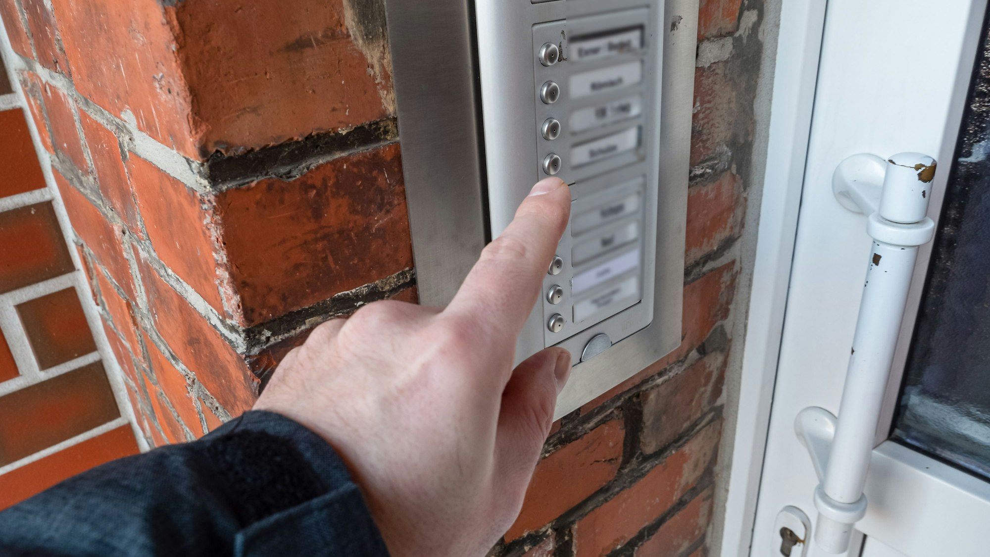 Mann klingelt an einer Haustür