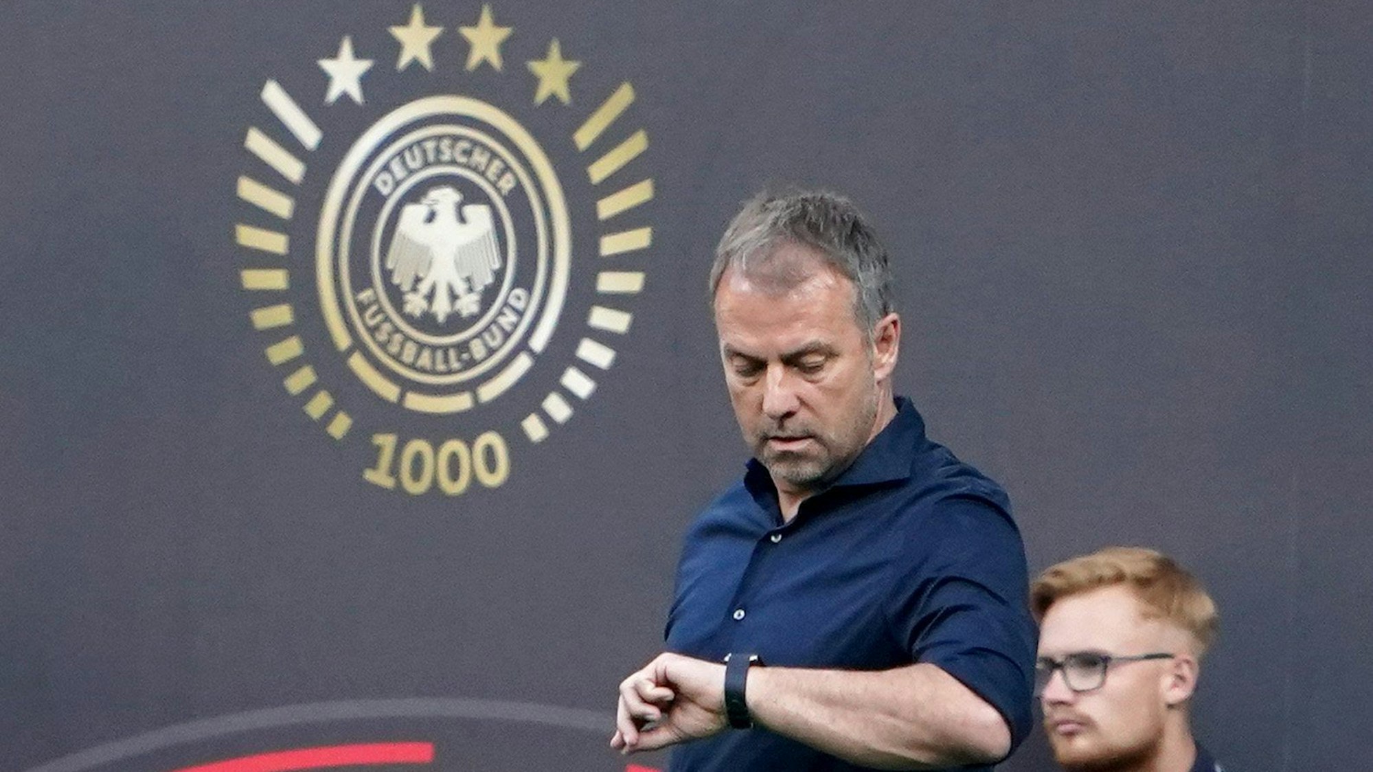 Deutschlands Trainer Hansi Flick steht am Spielfeldrand.
