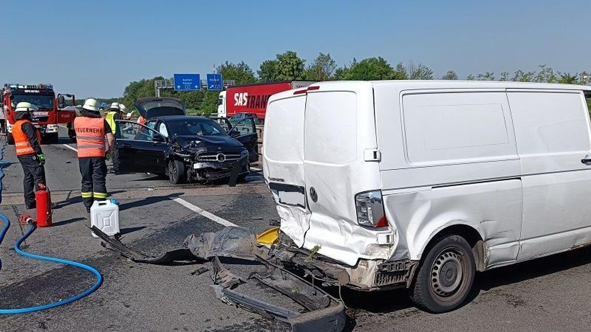 Das Foto zeigt die am Unfall beteiligten Fahrzeuge, einen weißen VW-Transporter und einen schwarzen Mercedes.