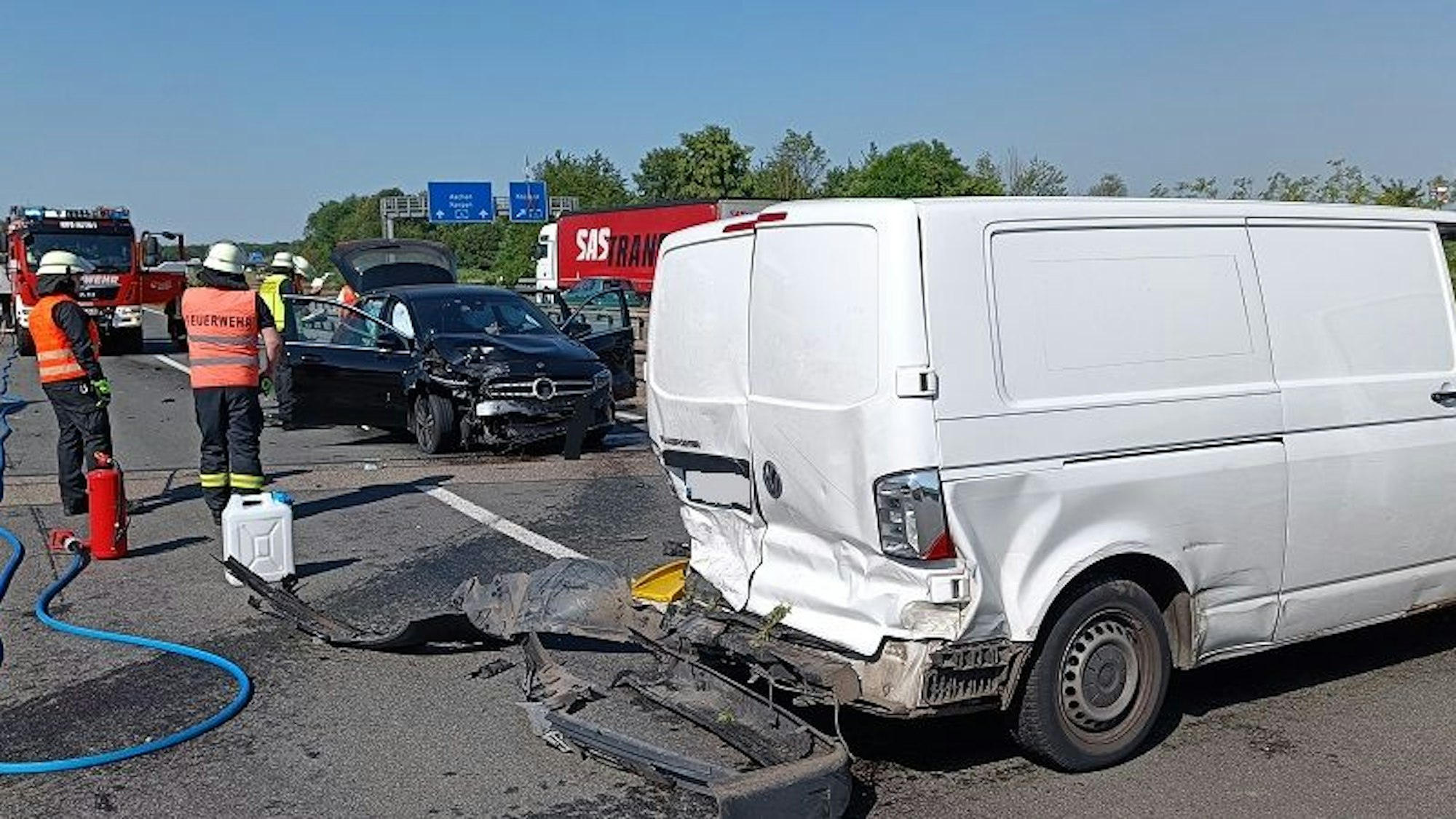 Das Foto zeigt die am Unfall beteiligten Fahrzeuge, einen weißen VW-Transporter und einen schwarzen Mercedes.