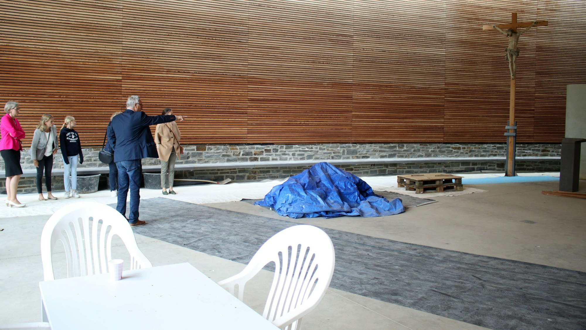 Bernhard Helfer zeigt einer Delegation aus Düsseldorf den Fortschritt in der Schulkapelle.
