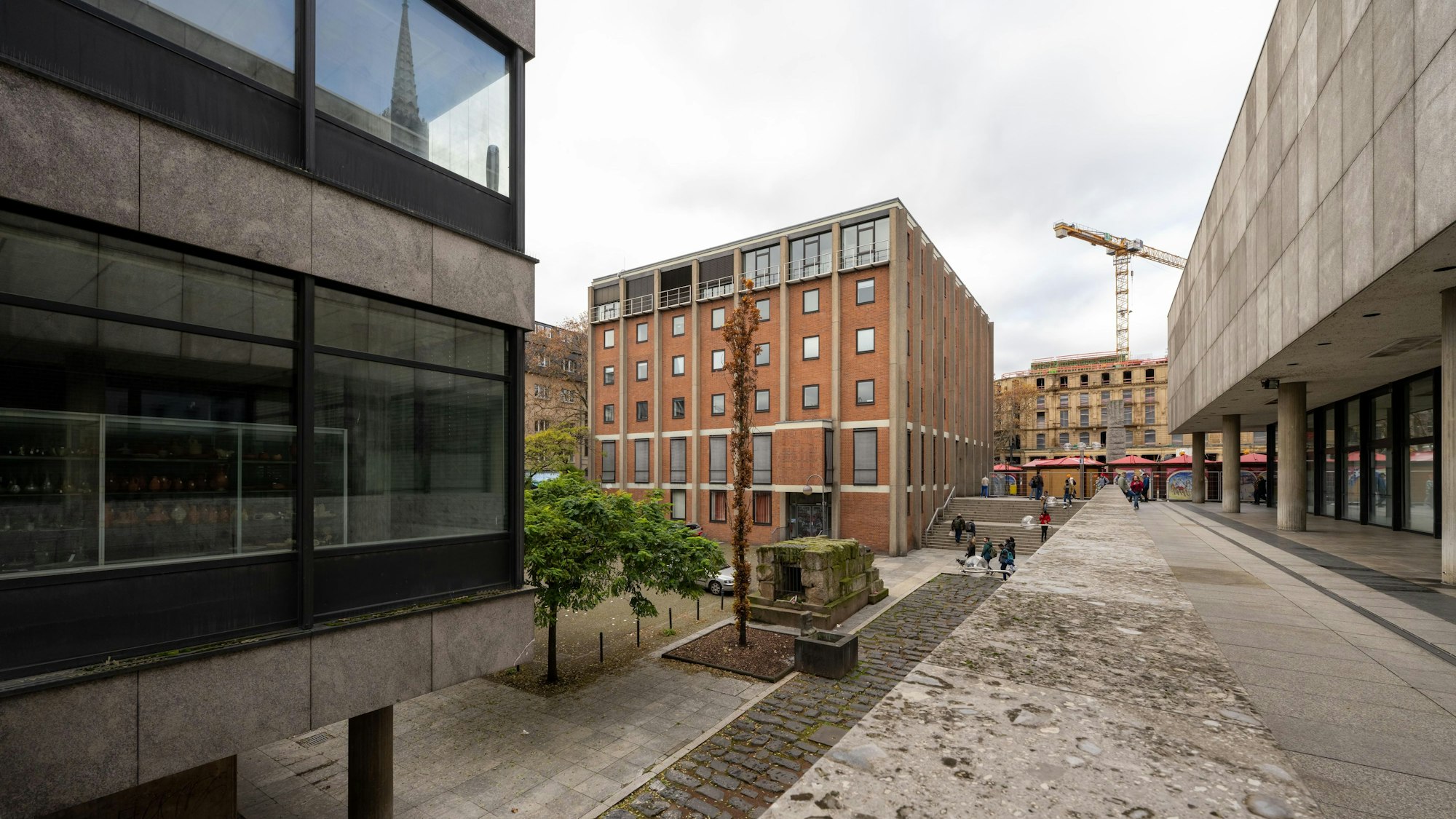 Hier sollte die Historische Mitte entstehen, dafür hätten das Studienhaus des Römisch-Germanischen Museums (links) und das Kurienhaus der Kirche weichen müssen.