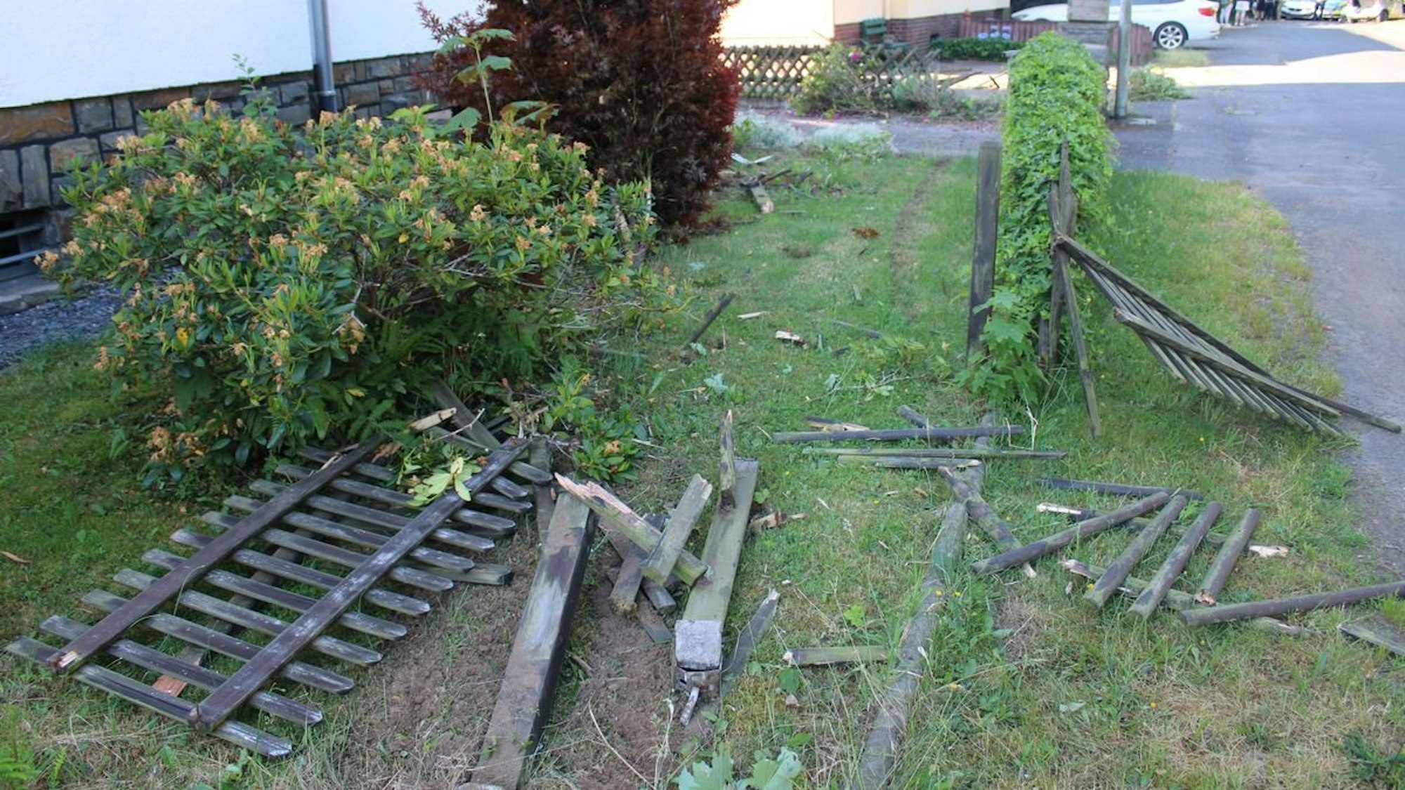 Ein zerstörter Vorgarten.