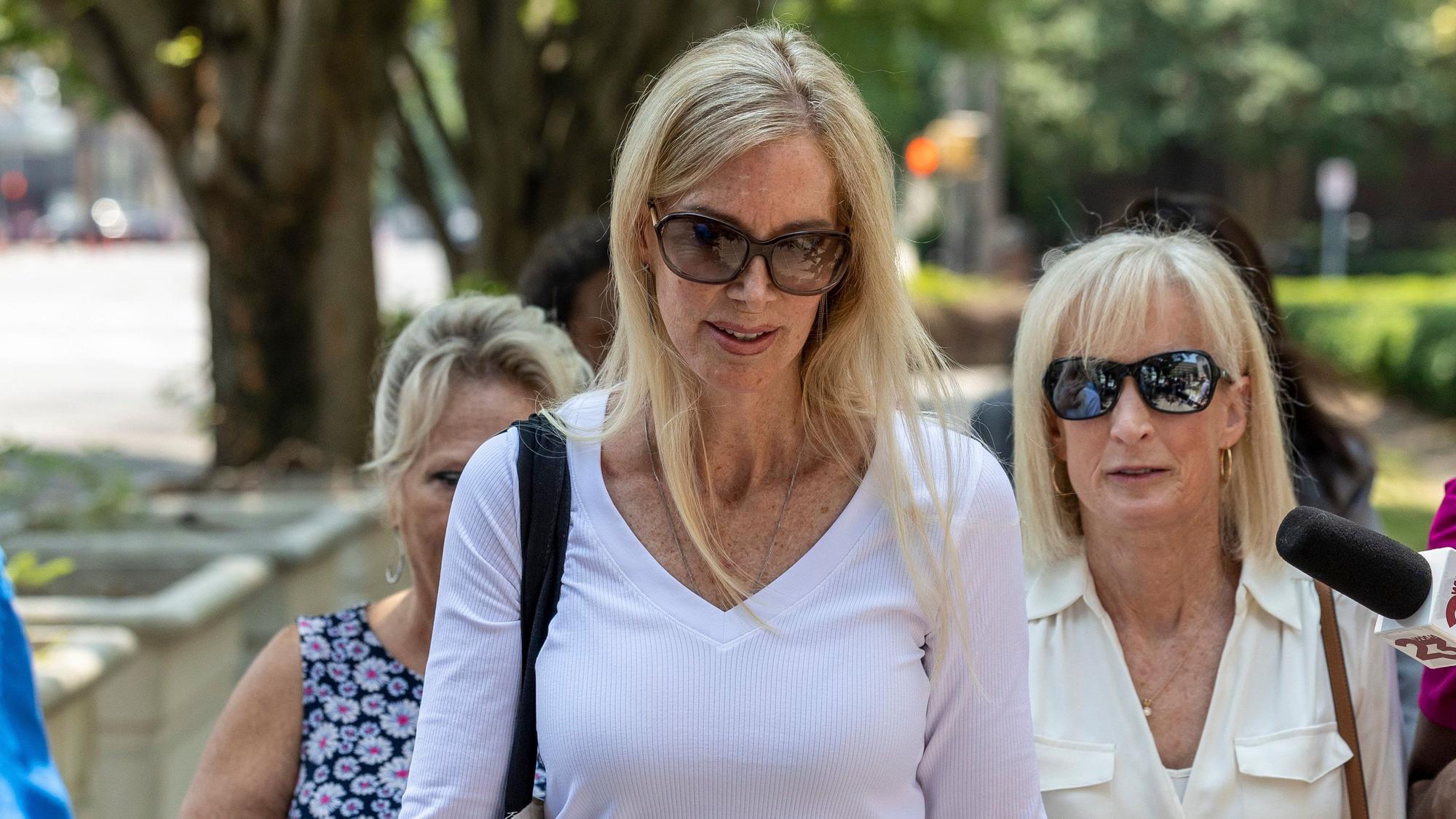 Beth Holloway geht ins Gerichtsgebäude, umringt von Journalisten und Anwälten.