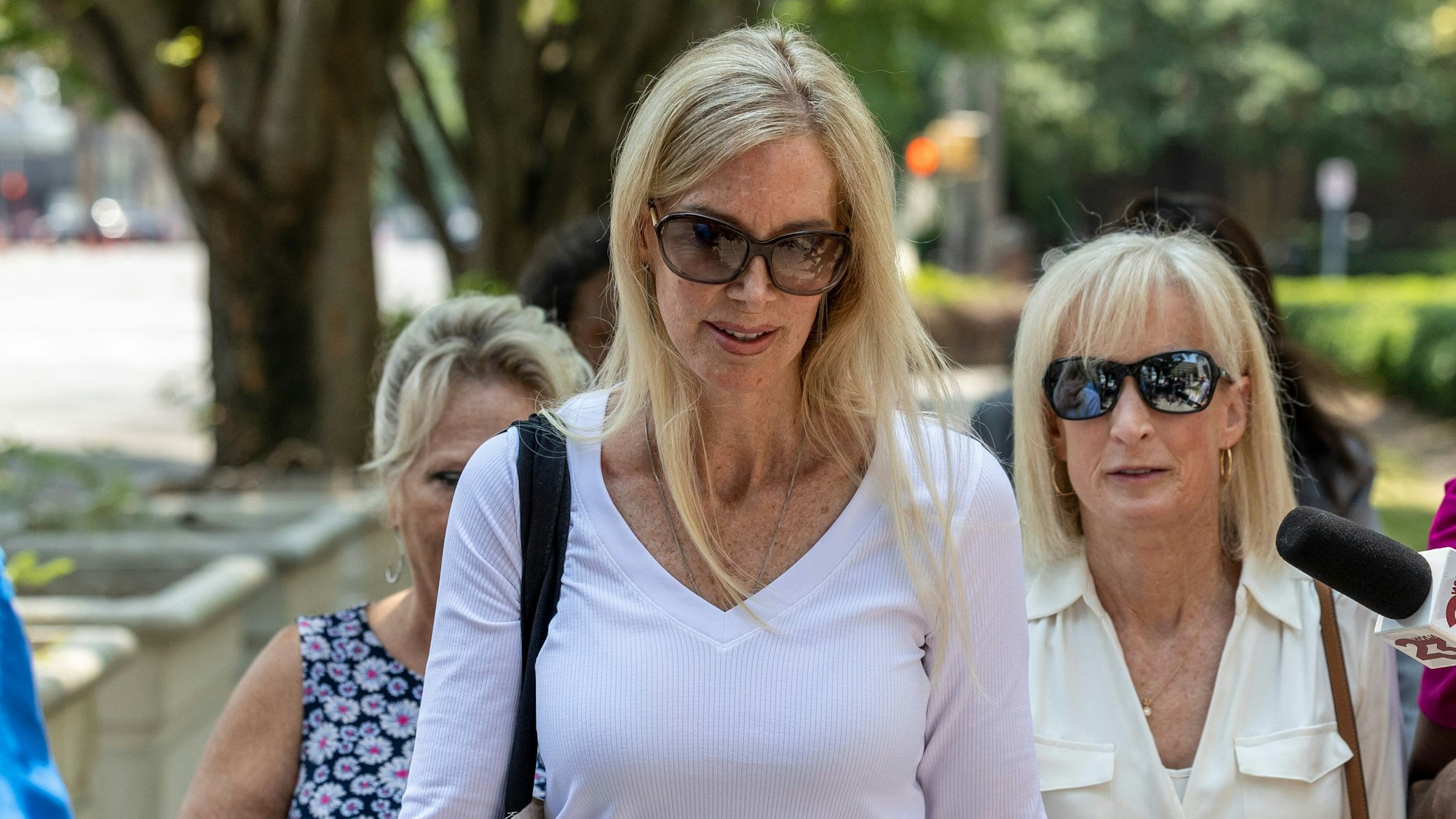 Beth Holloway geht ins Gerichtsgebäude, umringt von Journalisten und Anwälten.