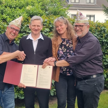 Der designierte Leverkusener Prinz Wolfgang Mally (Mally I.) mit dem Festausschuss Leverkusener Karneval.