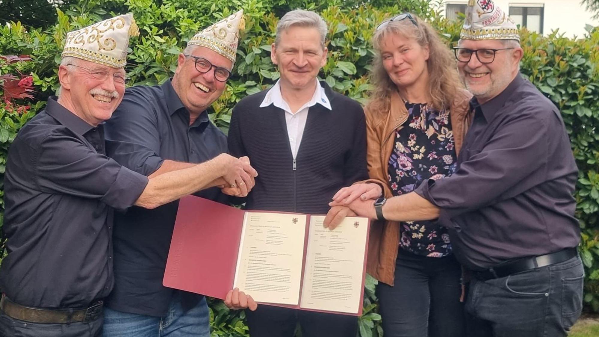 Fünf Personen mit einem Vertrag in der Hand