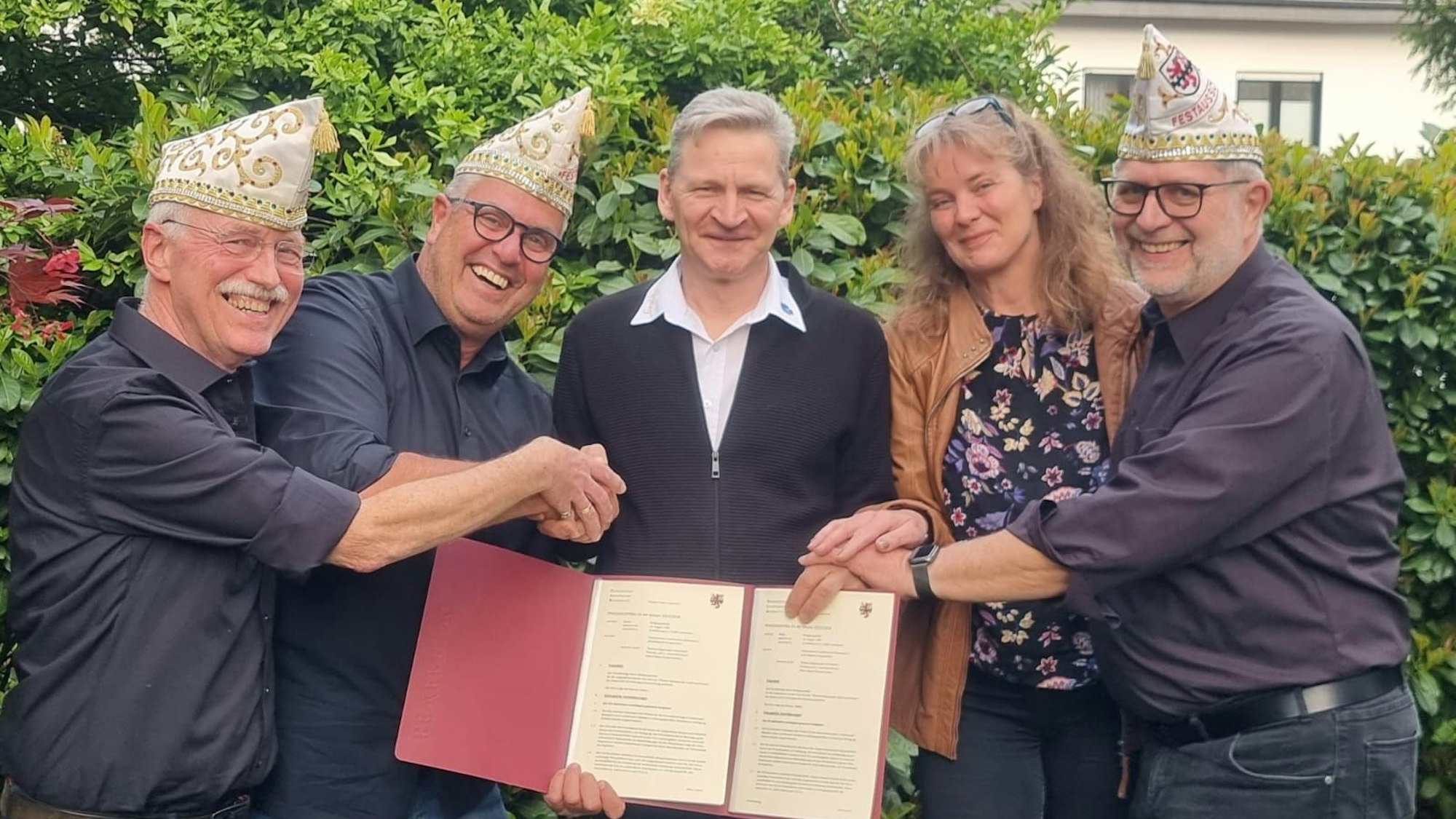 Der neue Leverkusener Prinz Wolfgang Mally (Mally I.) mit dem Festausschuss Leverkusener Karneval.