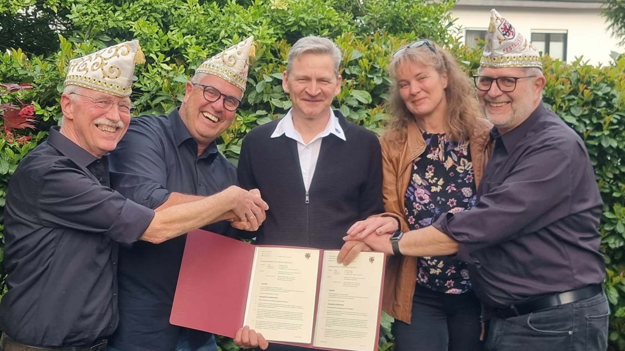 Der designierte Leverkusener Prinz Wolfgang Mally (Mally I.) mit dem Festausschuss Leverkusener Karneval.